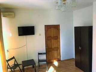 Гостиница Гостевой Дом VIP House Сочи Трехместный номер эконом-класса с общей ванной комнатой-4